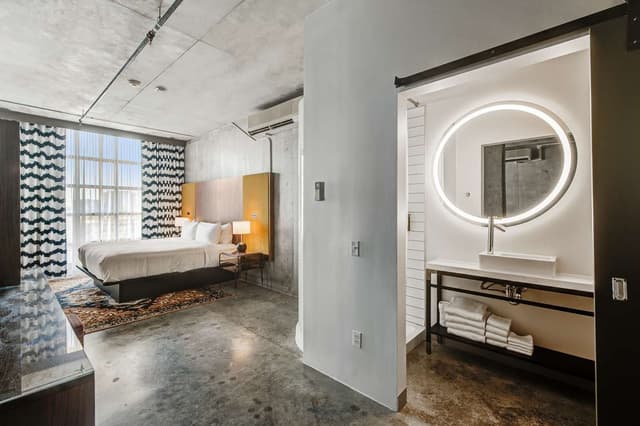 1 KING BED GLASS LOFT