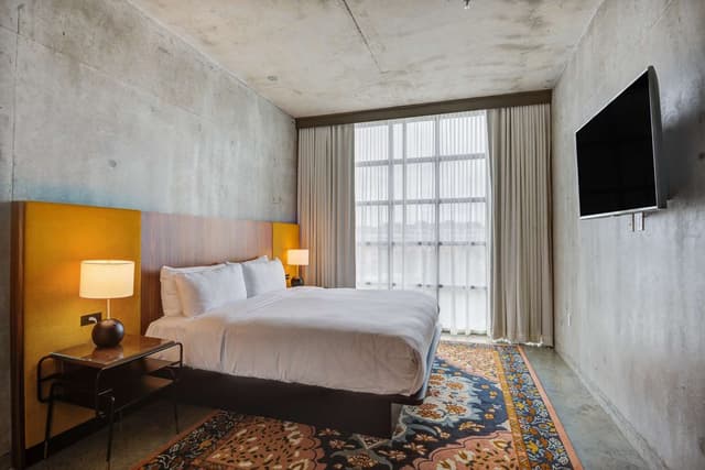 1 KING BED GLASS LOFT