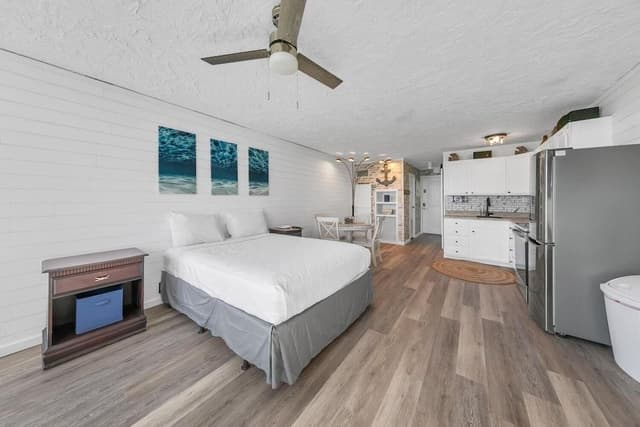Studio, 1 Queen Bed with Sofa bed (Top of the Gulf 811)