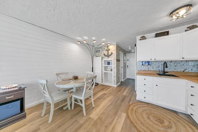 Studio, 1 Queen Bed with Sofa bed (Top of the Gulf 811)