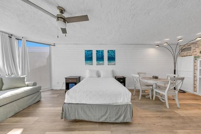 Studio, 1 Queen Bed with Sofa bed (Top of the Gulf 811)
