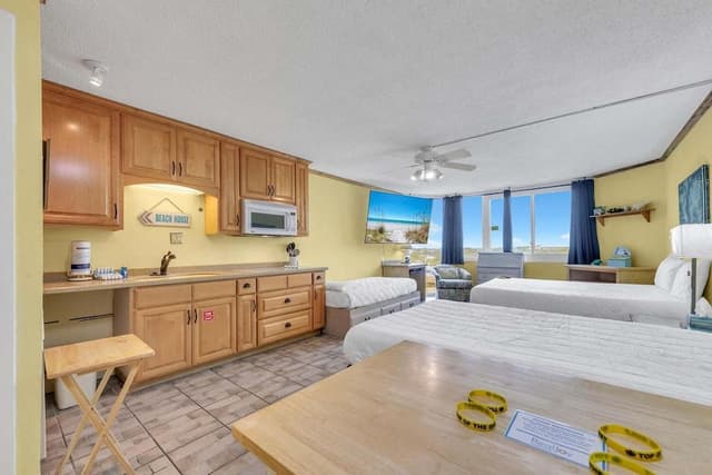Studio, 2 Queen Beds (Top of the Gulf 822)