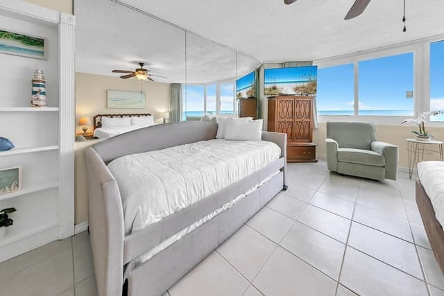 Studio, 1 King Bed (Top of the Gulf 825)