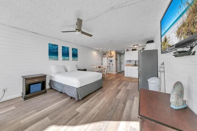 Studio, 1 Queen Bed with Sofa bed (Top of the Gulf 811)