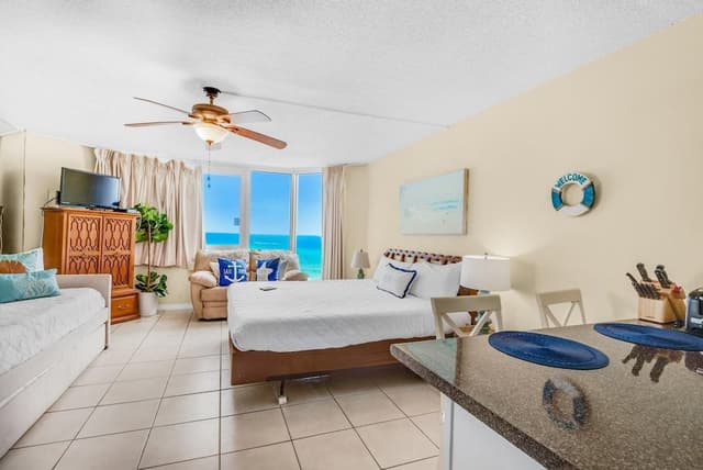 Studio, 1 King Bed (Top of the Gulf 825)