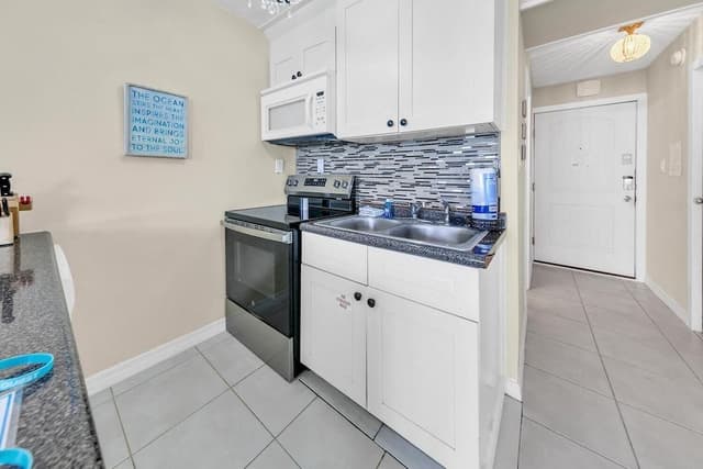 Studio, 1 King Bed (Top of the Gulf 825)