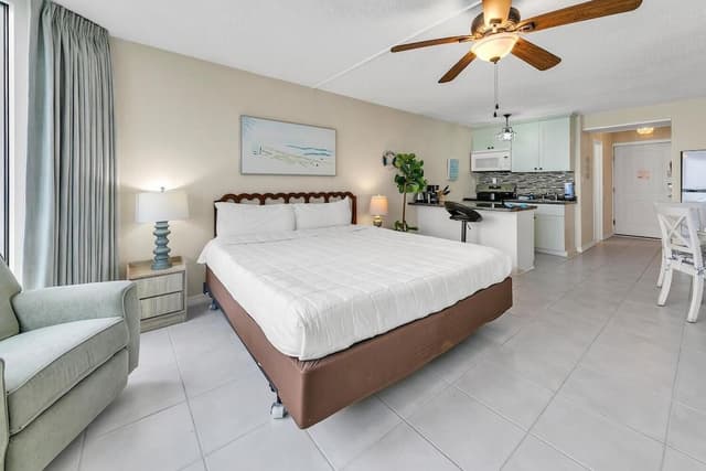 Studio, 1 King Bed (Top of the Gulf 825)
