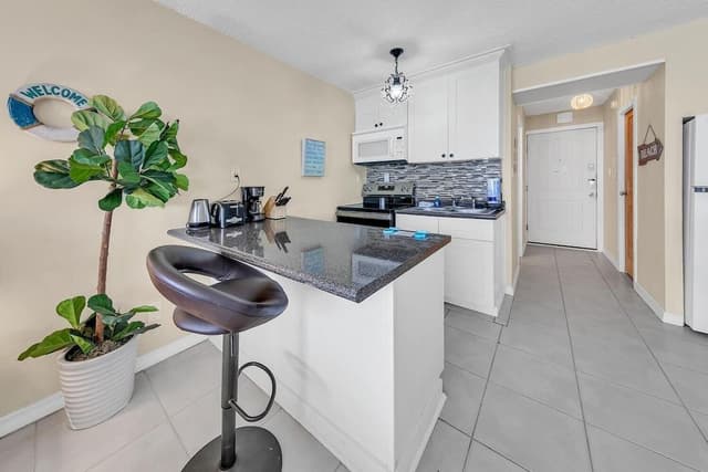 Studio, 1 King Bed (Top of the Gulf 825)