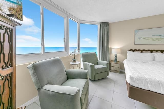 Studio, 1 King Bed (Top of the Gulf 825)