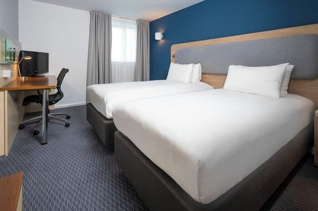 Standard Room, 2 Twin Beds (Free Hot Breakfast)