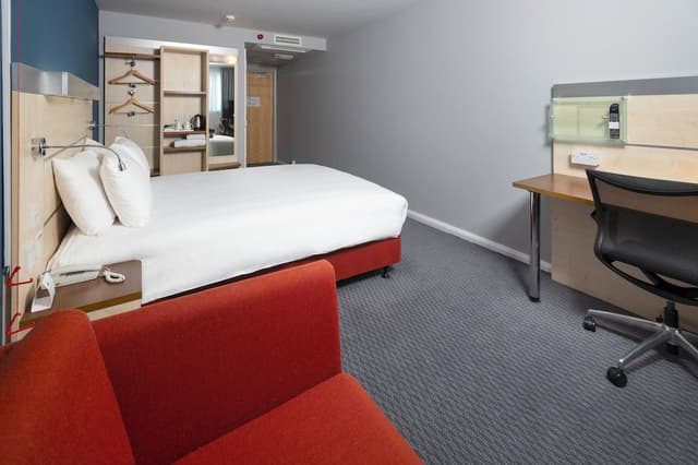 Standard Room, 1 King Bed, Accessible (Free Hot Breakfast)