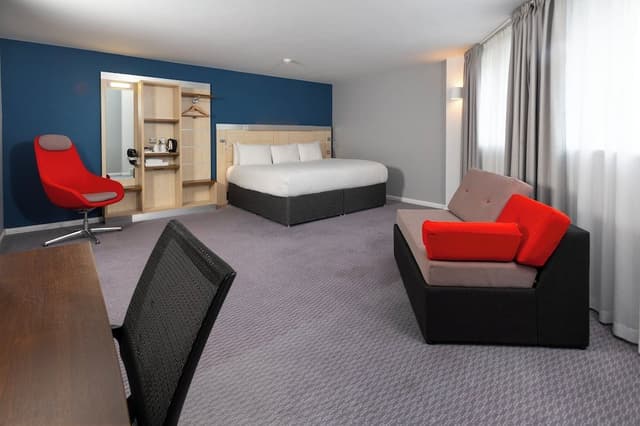 Standard Room, 1 King Bed, Corner (Free Hot Breakfast)