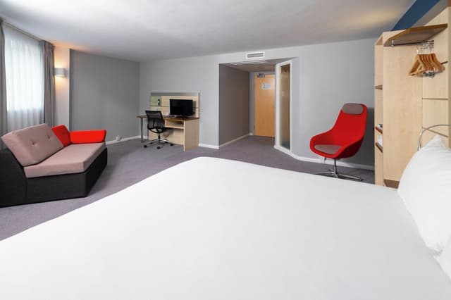 Standard Room, 1 King Bed, Corner (Free Hot Breakfast)