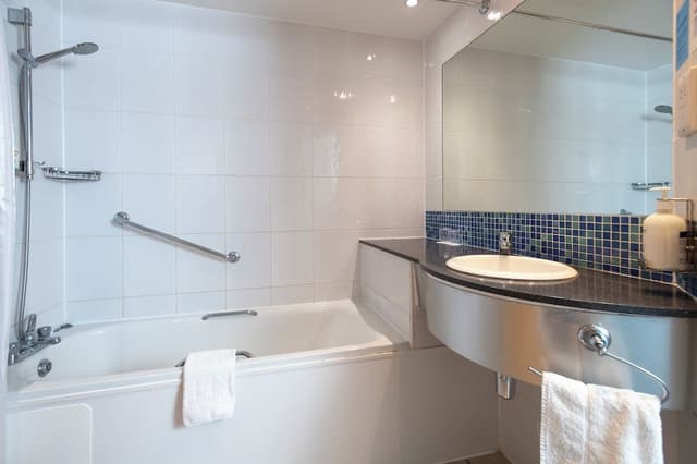 Standard Room, 1 King Bed, Corner (Free Hot Breakfast)