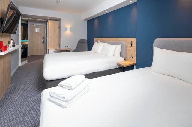Standard Room, 1 King Bed, Corner (Free Hot Breakfast)