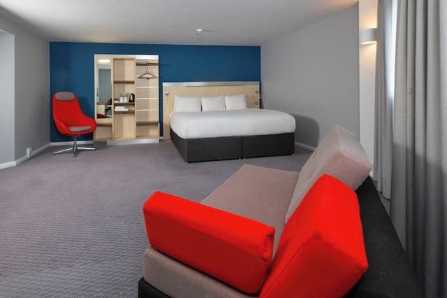 Standard Room, 1 King Bed, Corner (Free Hot Breakfast)