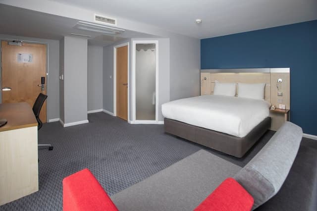 Standard Room, 1 King Bed, Corner (Free Hot Breakfast)