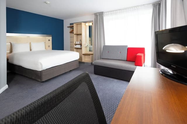 Standard Room, 1 King Bed, Corner (Free Hot Breakfast)