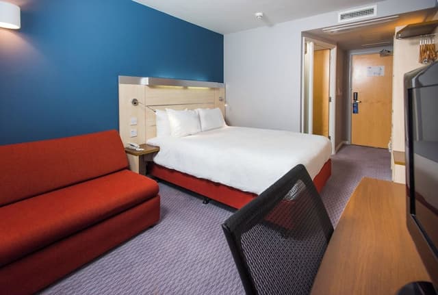 Standard Room, 1 King Bed, Accessible (Free Hot Breakfast)