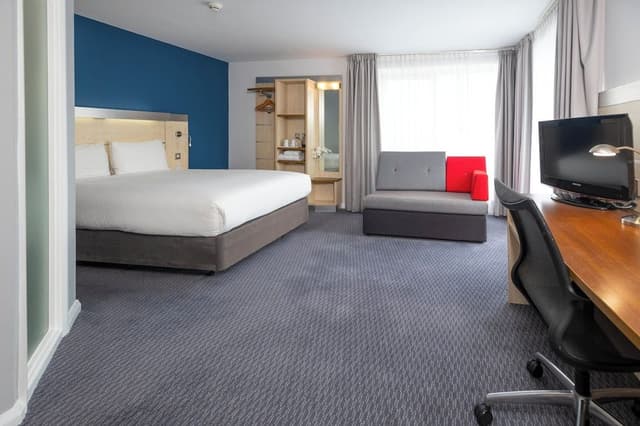 Standard Room, 1 King Bed, Corner (Free Hot Breakfast)