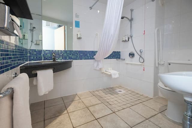 Standard Room, 1 King Bed, Accessible (Free Hot Breakfast)