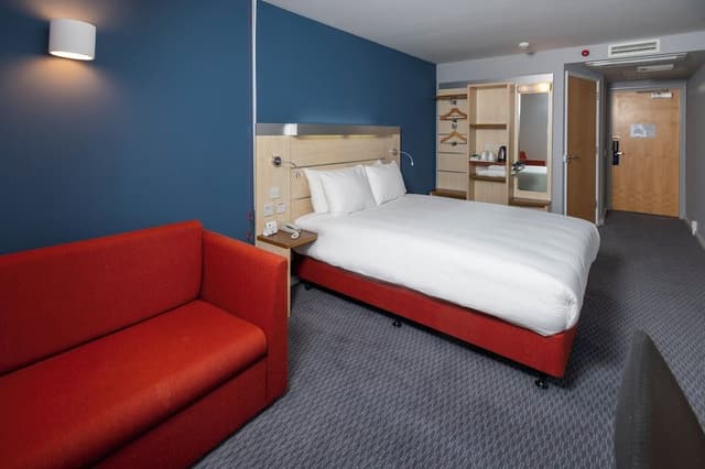 Standard Room, 1 King Bed, Accessible (Free Hot Breakfast)