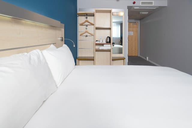 Standard Room, 1 King Bed, Accessible (Free Hot Breakfast)