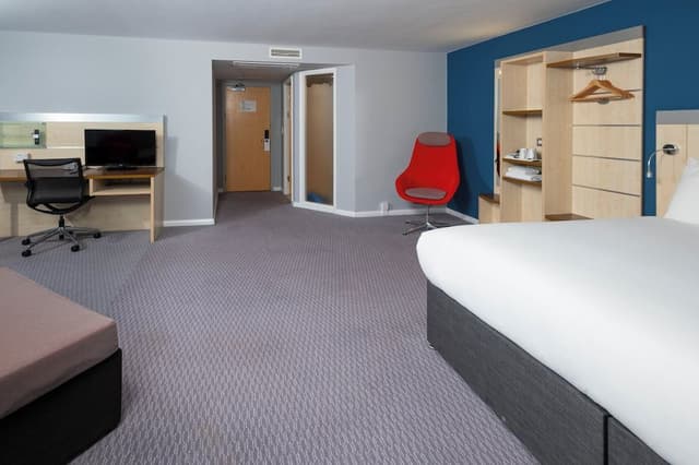 Standard Room, 1 King Bed, Corner (Free Hot Breakfast)
