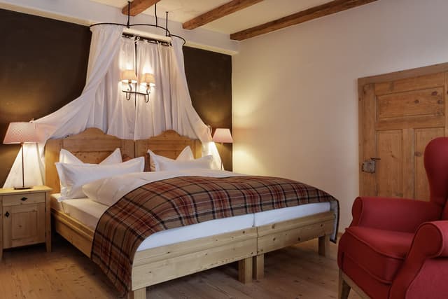 Deluxe Suite with Fireplace 95