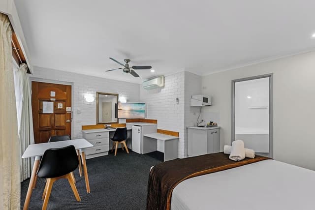 Deluxe Queen Spa Suite