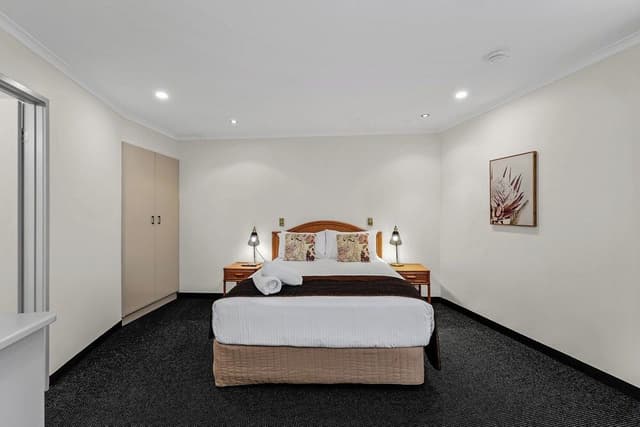 Deluxe Queen Spa Suite