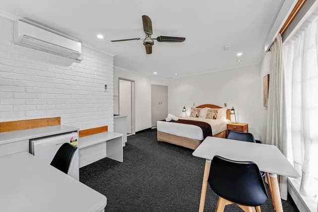 Deluxe Queen Spa Suite