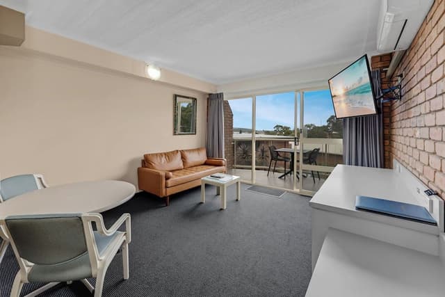 Queen Private Balcony Suite (Upstairs)