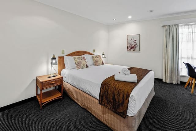 Deluxe Queen Spa Suite