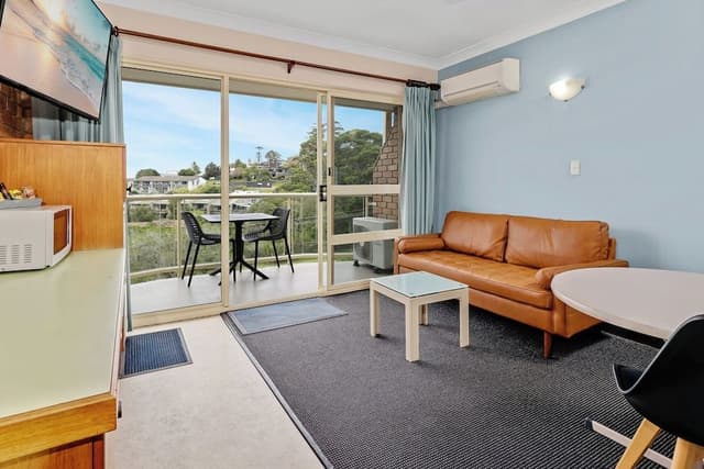 Queen Private Balcony Suite (Upstairs)