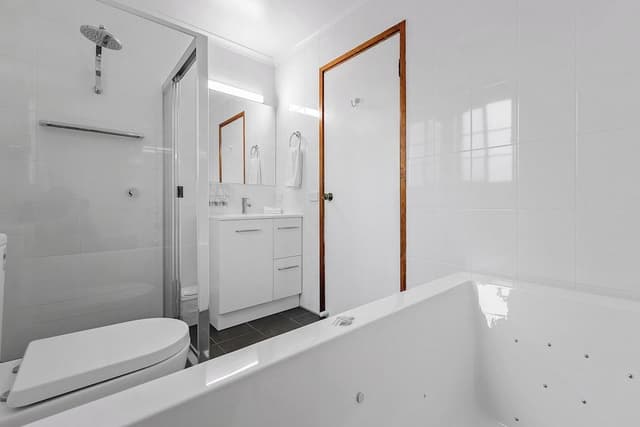 Deluxe Queen Spa Suite