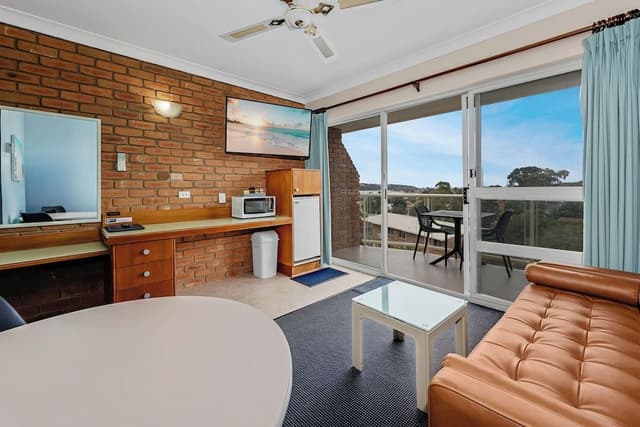 Queen Private Balcony Suite (Upstairs)