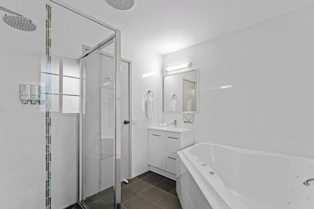 Deluxe Queen Spa Suite