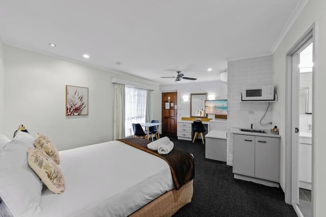 Deluxe Queen Spa Suite