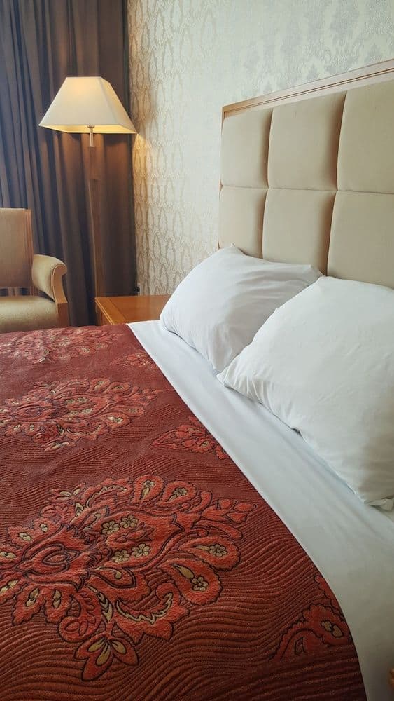 Deluxe Studio, Jetted Tub