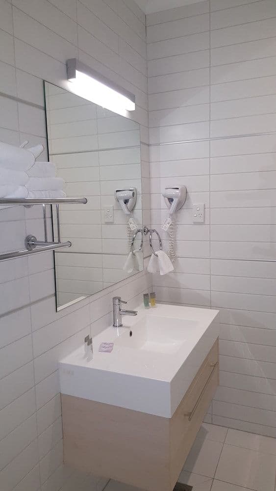 Deluxe Studio, Jetted Tub