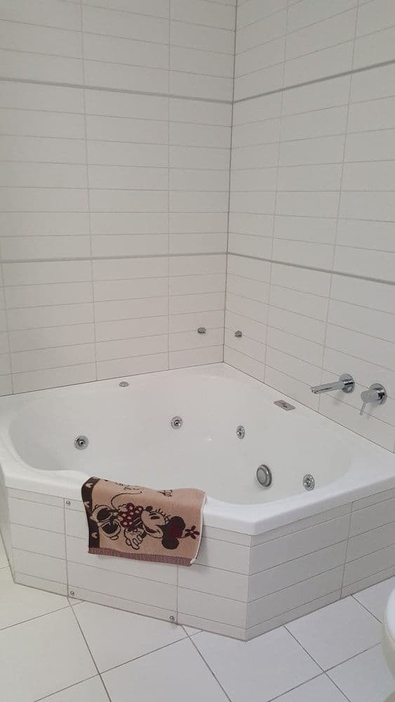 Deluxe Studio, Jetted Tub