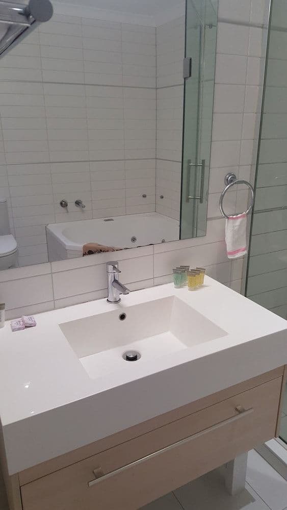 Deluxe Studio, Jetted Tub