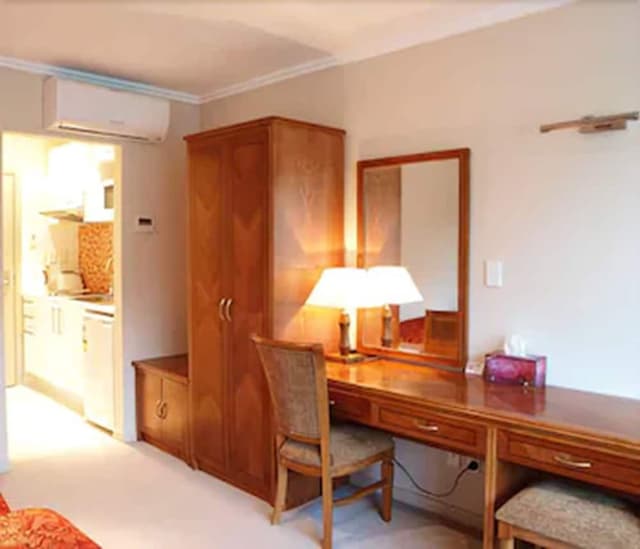 Deluxe Studio, Jetted Tub