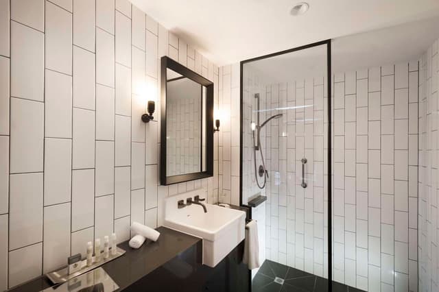 QUEEN GUEST ROOM - INTERIOR