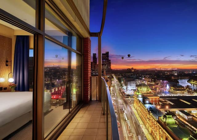 SKYLINE RIVER VIEW WITH BALCONY