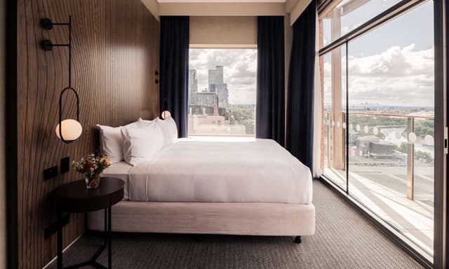 SKYLINE RIVER VIEW WITH BALCONY