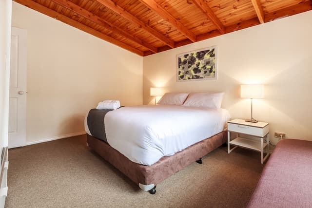 Elite Cottage, 2 Bedrooms, Fireplace, Garden View