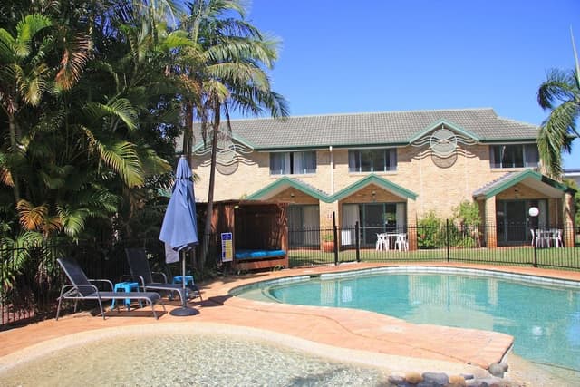 Townhouse Two Bedrooms - One Queen & Two Single Beds