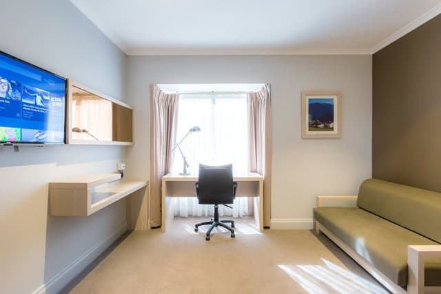 Premium Queen Suite